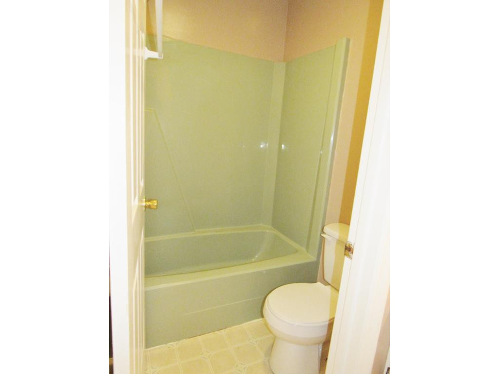 3539 Netherland Inn Road, Unit 16 Kingsport, TN 37660 - Photo 22 of 30 Full Bathroom
