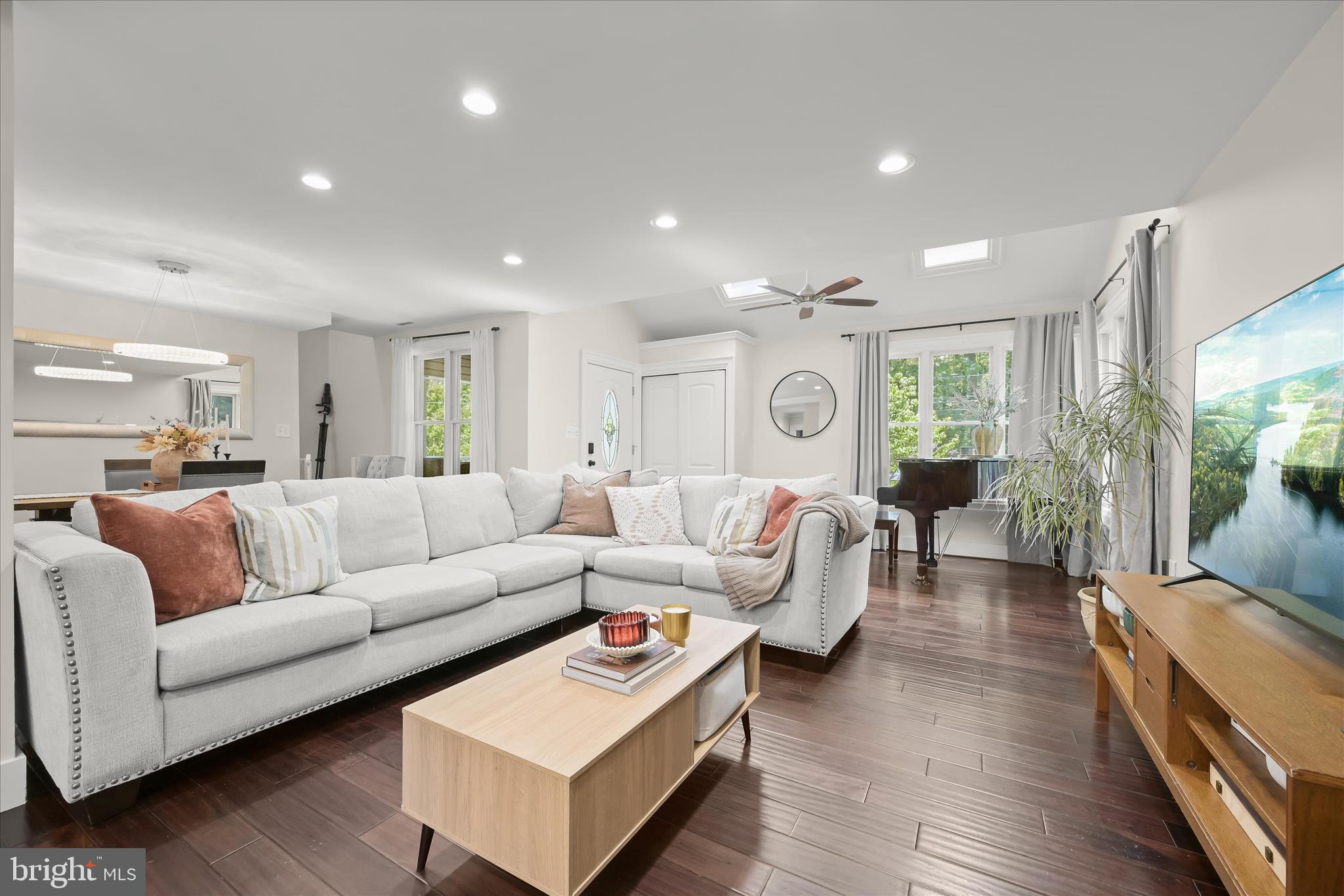1470 Log Inn Road Annapolis, MD 21409 - Photo 5 of 40 Living Room