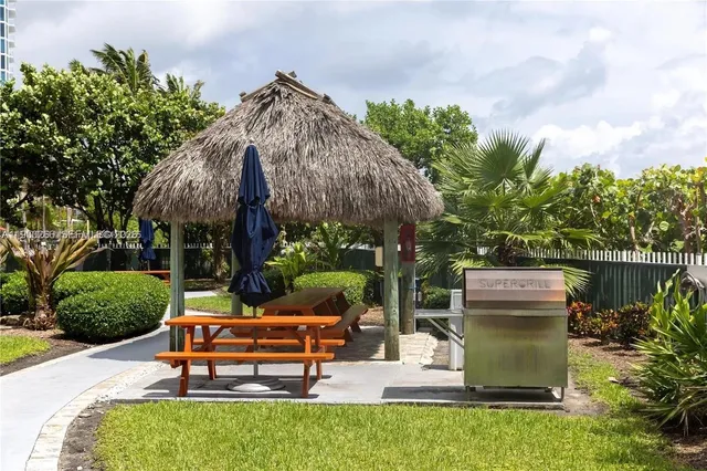 $3,500 | 6423 Collins Avenue, Unit 1101, Miami Beach, FL 33141