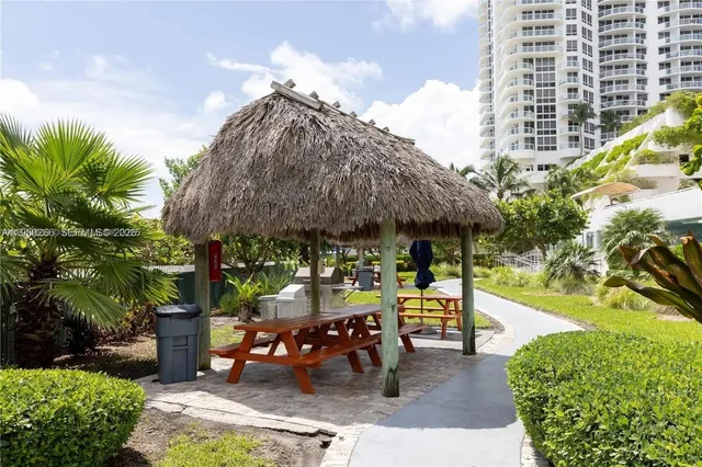 $3,500 | 6423 Collins Avenue, Unit 1101, Miami Beach, FL 33141