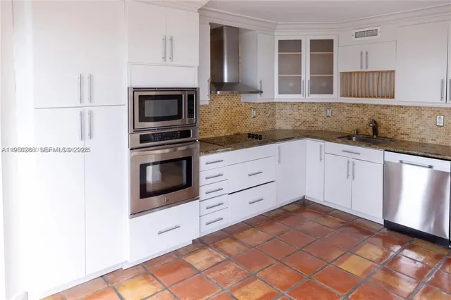 $3,500 | 6423 Collins Avenue, Unit 1101, Miami Beach, FL 33141