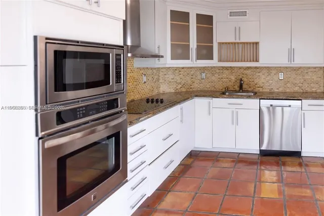 $3,500 | 6423 Collins Avenue, Unit 1101, Miami Beach, FL 33141