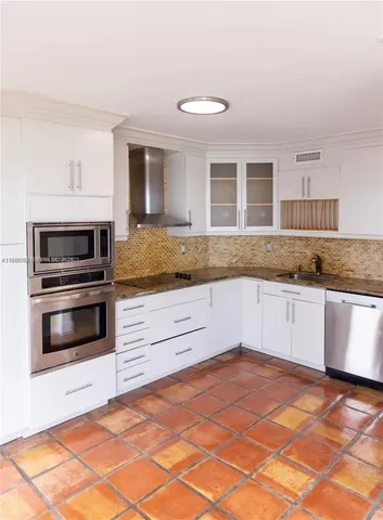 $3,500 | 6423 Collins Avenue, Unit 1101, Miami Beach, FL 33141