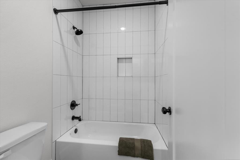 1039 Monaco Court Springtown, TX 76082 - Photo 23 of 33 Jack and Jill bathroom featuring bathtub and shower combination