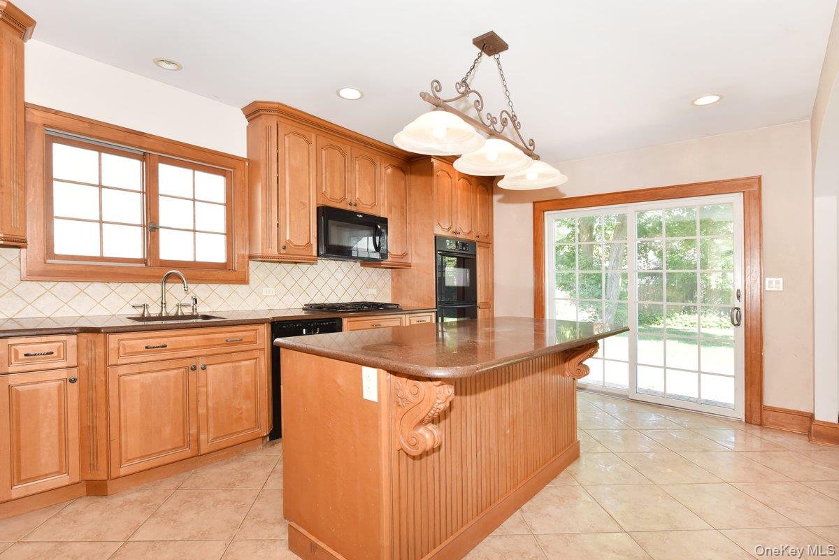 182 Ferncroft Road Mineola, NY 11501 - Photo 12 of 25 Gallery Image 12