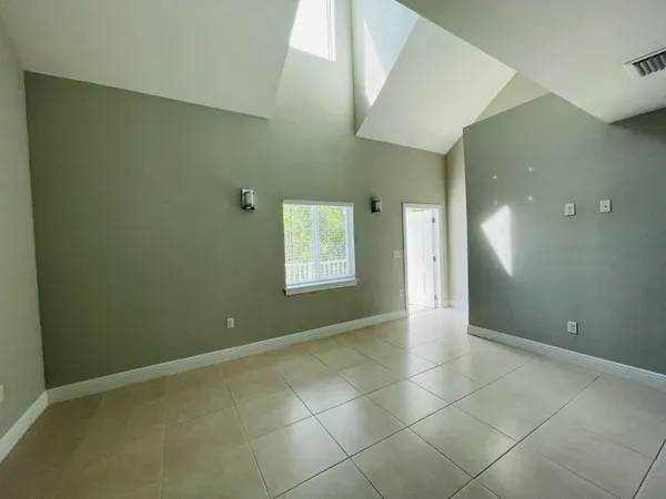$2,100 | 102940 Overseas Highway, Unit 1, Key Largo, FL 33037