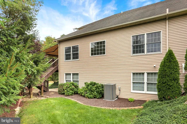 a view of house with a yard