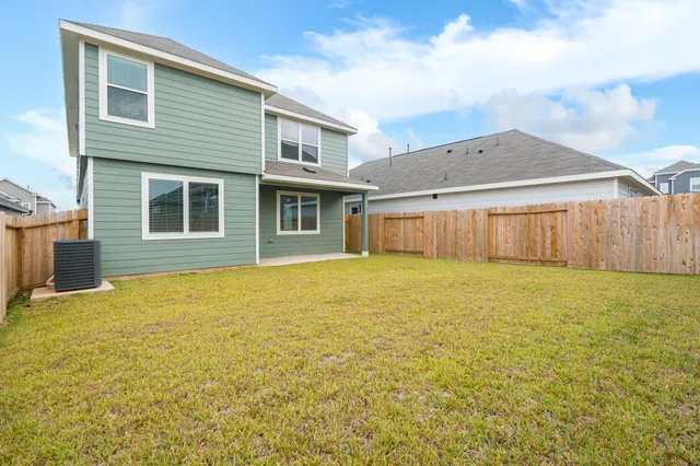 a view of an house with backyard