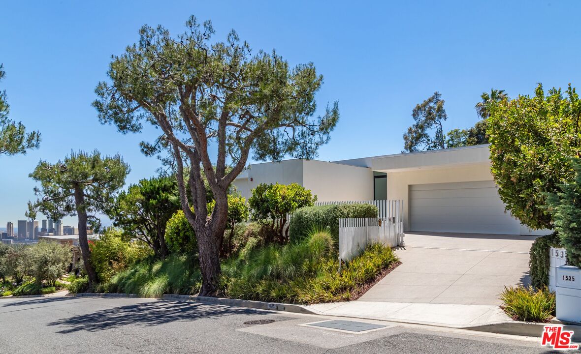 1535 Carla Ridge Beverly Hills, CA 90210 - Photo 3 of 41