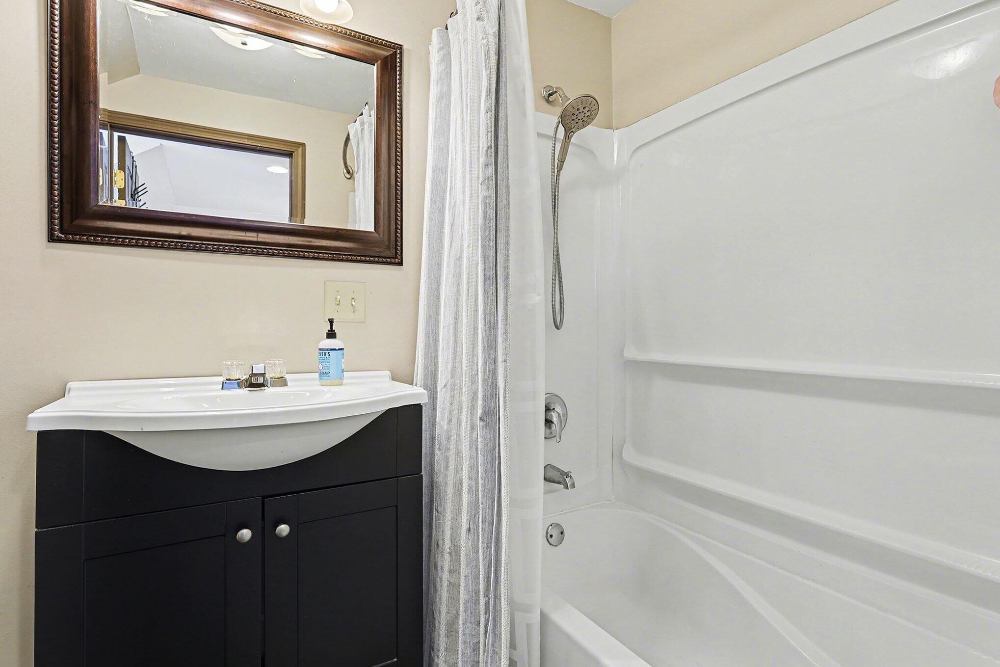 121 Frost Street Jackson, MI 49202 - Photo 14 of 25 021_img_3822_180