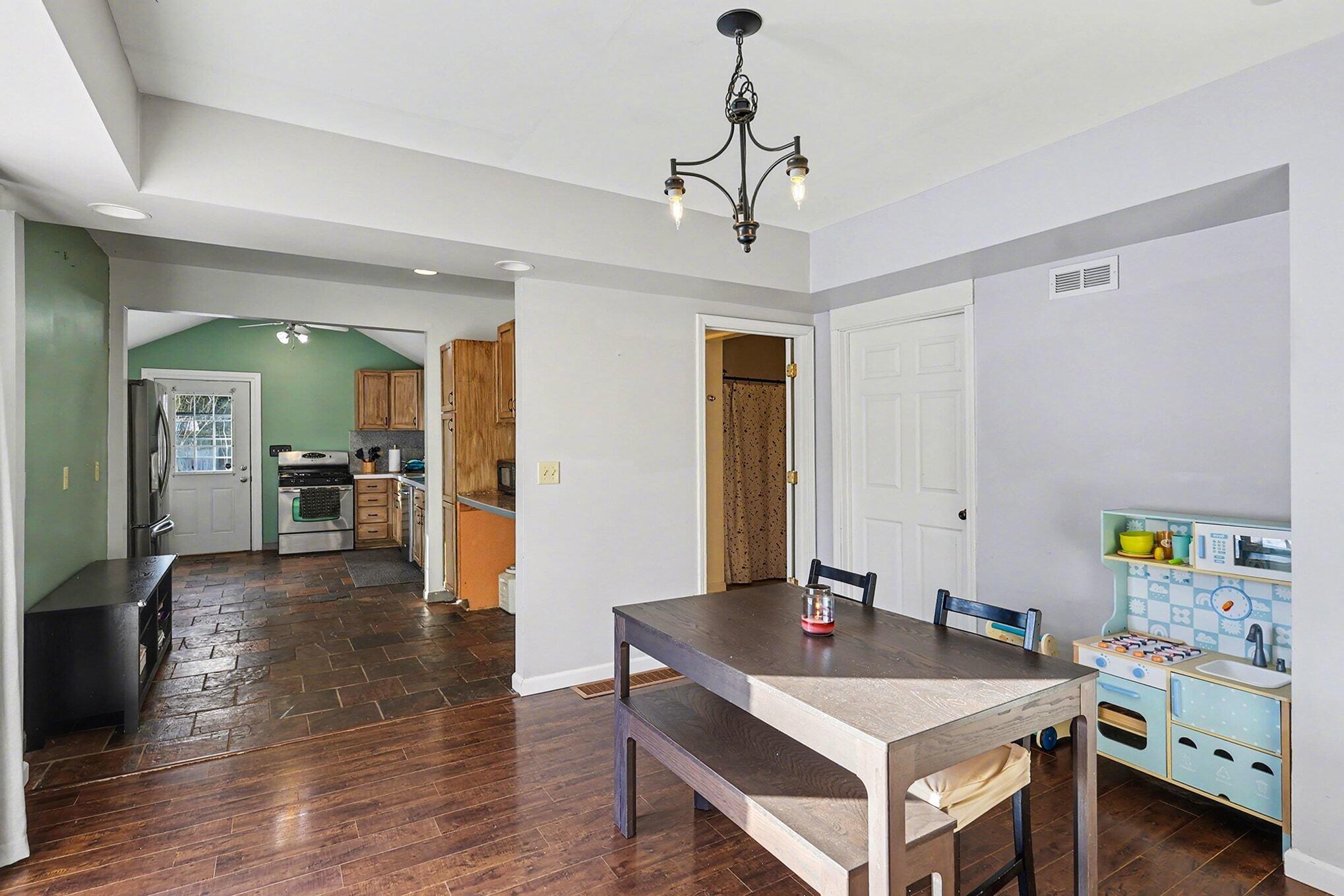 121 Frost Street Jackson, MI 49202 - Photo 5 of 25 010_img_3762_852