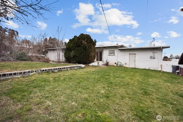 a view of a backyard