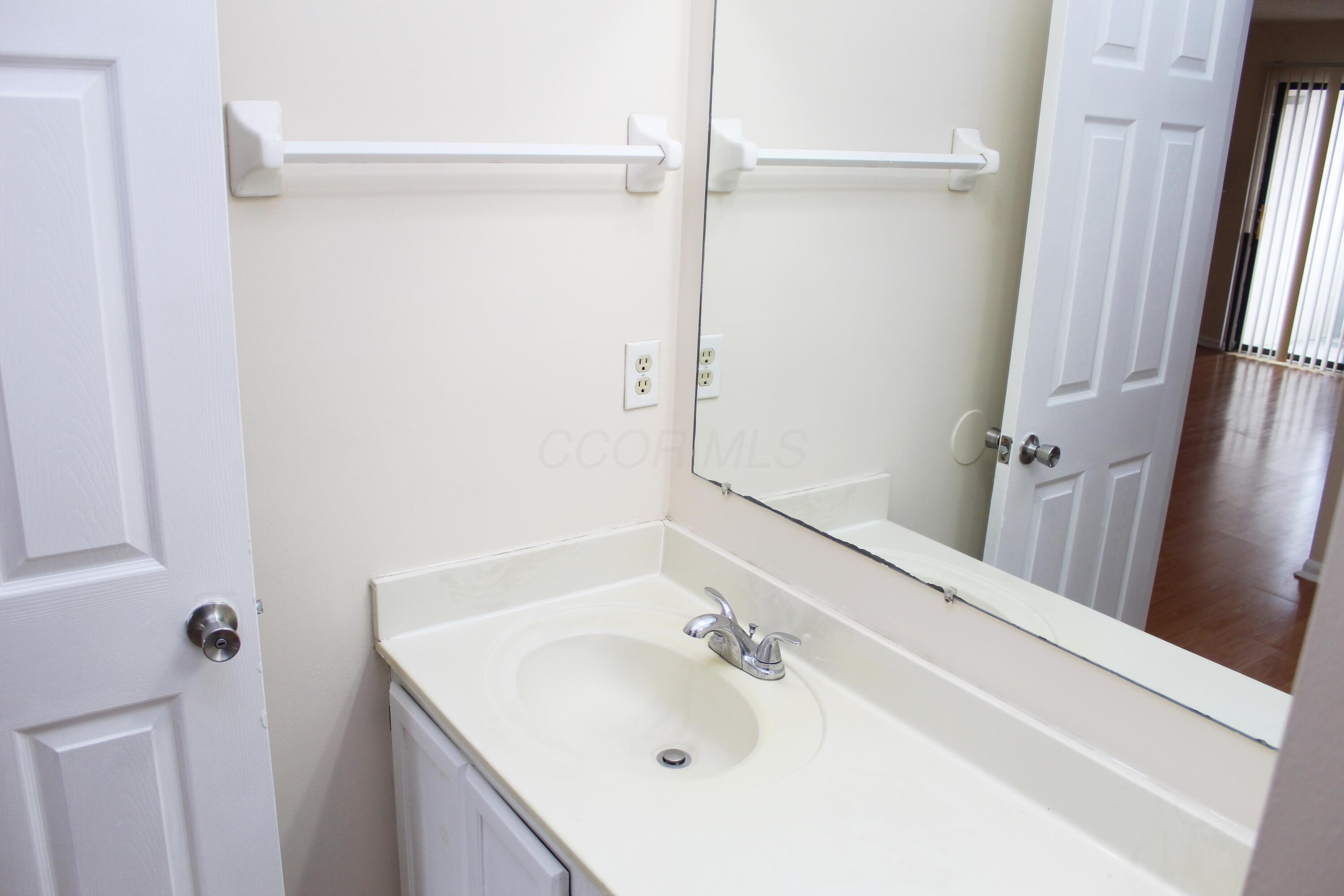 2241 Hedgerow Road, Unit 2241D Columbus, OH 43220 - Photo 9 of 21 2241 Bath 2.3