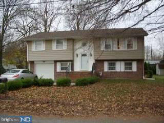 39 Fordham Road Pennsville, NJ 08070 - Photo 1 of 6 a front view of a house with garden