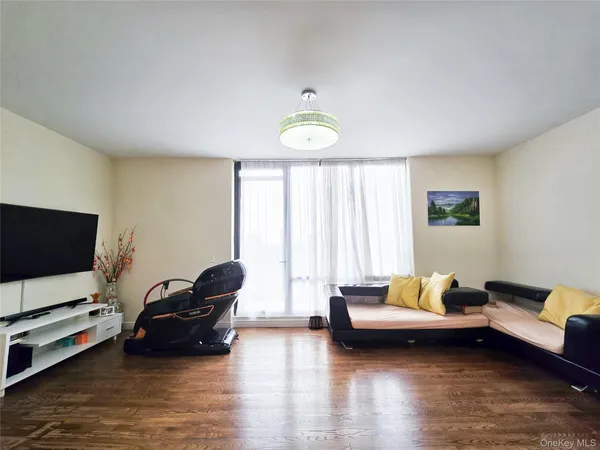 $878,000 | 63-36 99 Sreet, Unit 8C | Rego Park