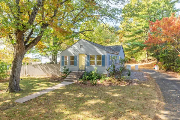 a view of a house with a yard