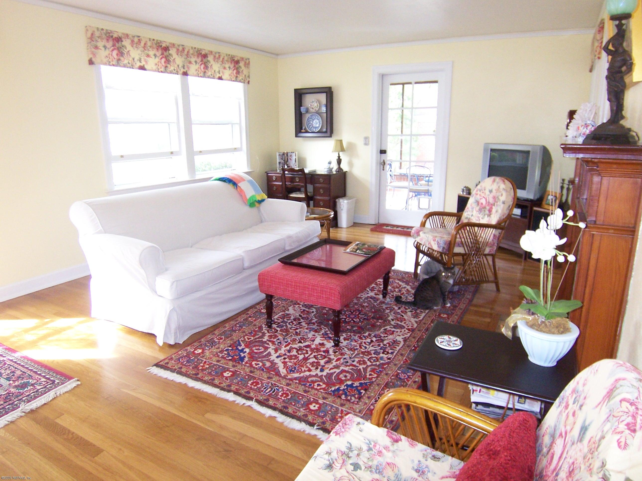 837 South Shores Road Jacksonville, FL 32207 - Photo 3 of 14 Living Room