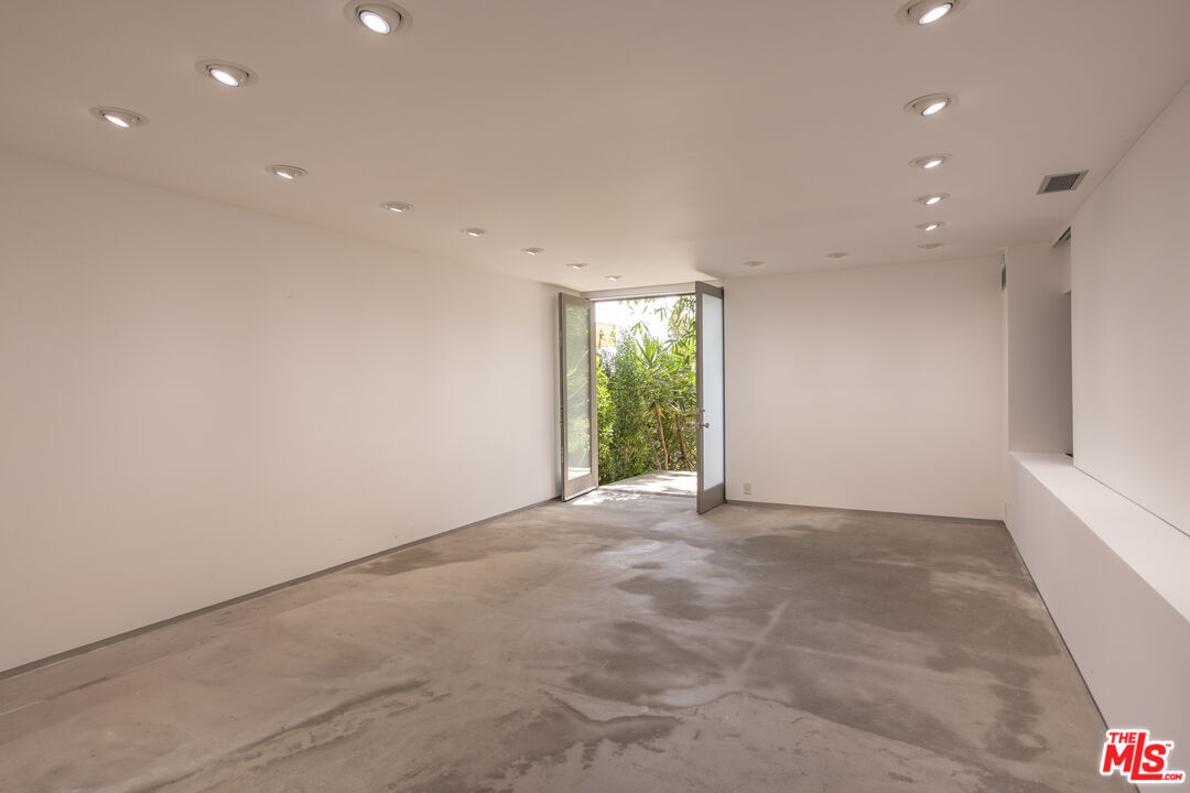 901 Kenter Way Los Angeles, CA 90049 - Photo 27 of 31