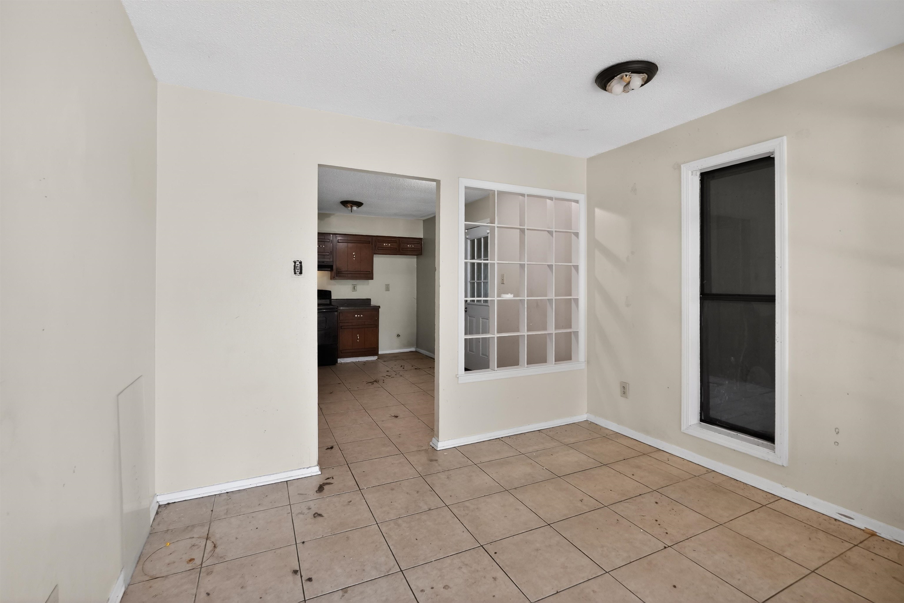 3372 Spring Shadow Drive Memphis, TN 38118 - Photo 19 of 35 Neutral wall color with tile flooring