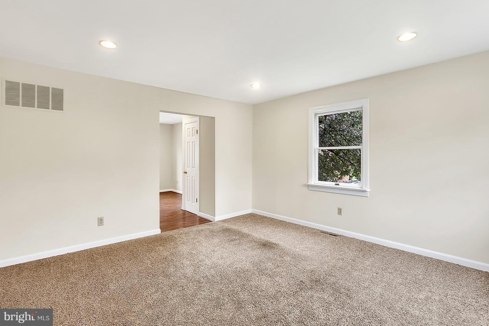 5229 Hillwell Road Baltimore, MD 21229 - Photo 2 of 24 Living Room