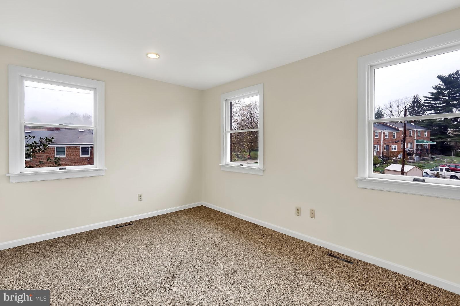 5229 Hillwell Road Baltimore, MD 21229 - Photo 13 of 24 Bath
