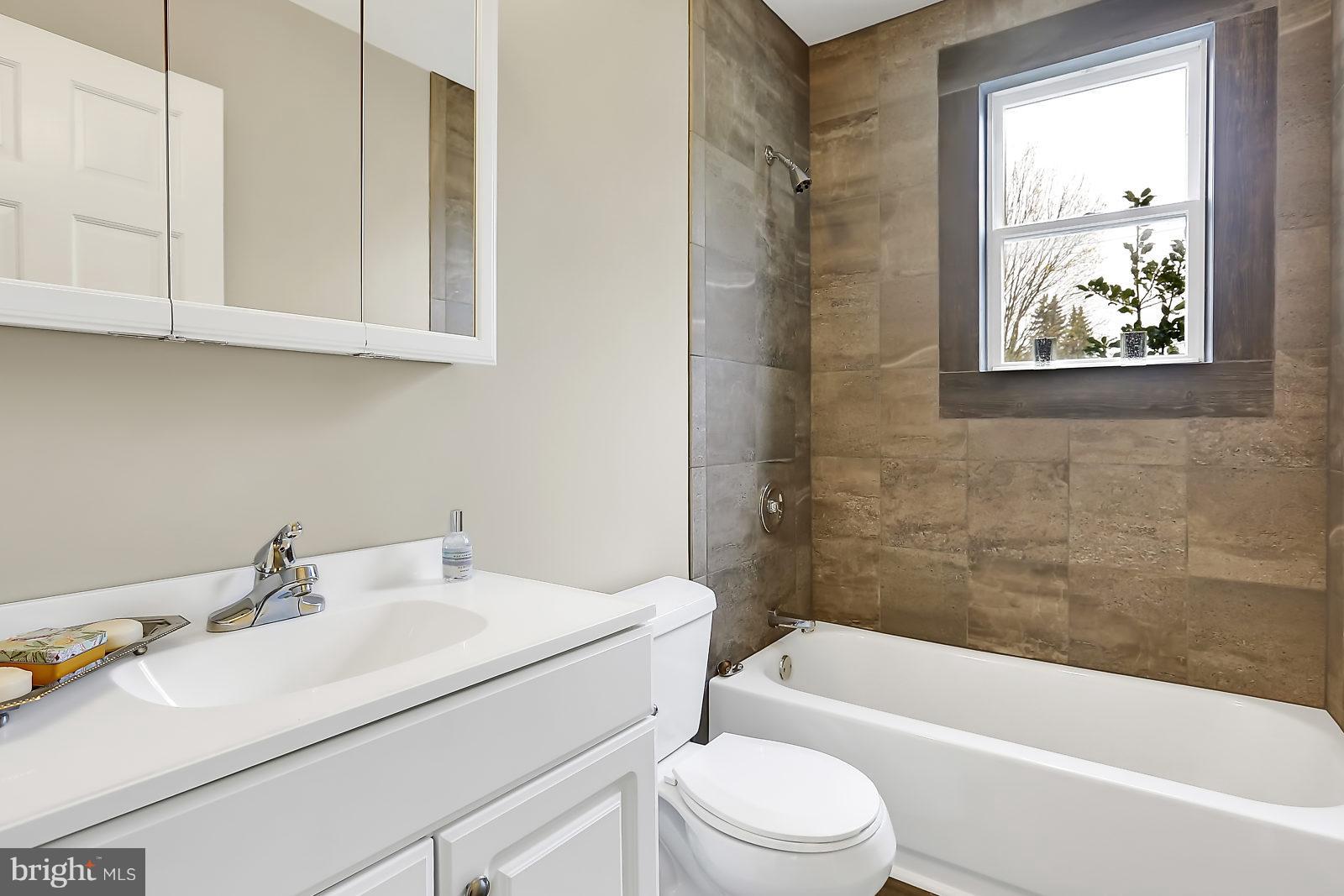5229 Hillwell Road Baltimore, MD 21229 - Photo 17 of 24 Bath