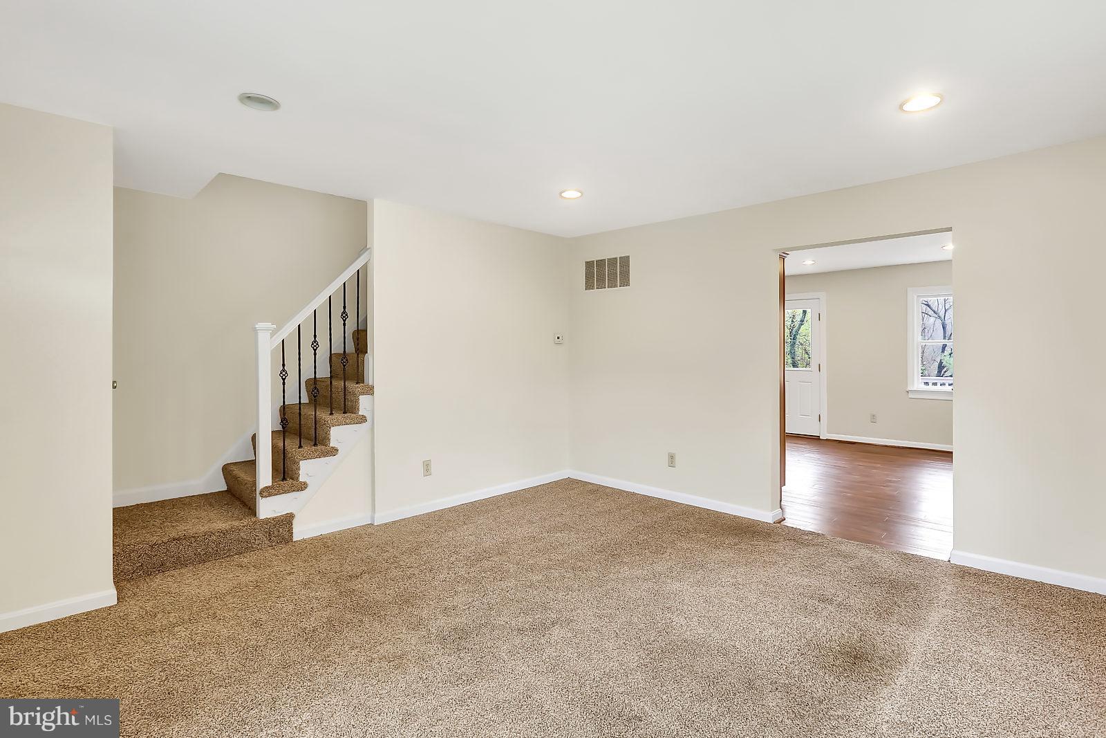 5229 Hillwell Road Baltimore, MD 21229 - Photo 3 of 24 Living Room