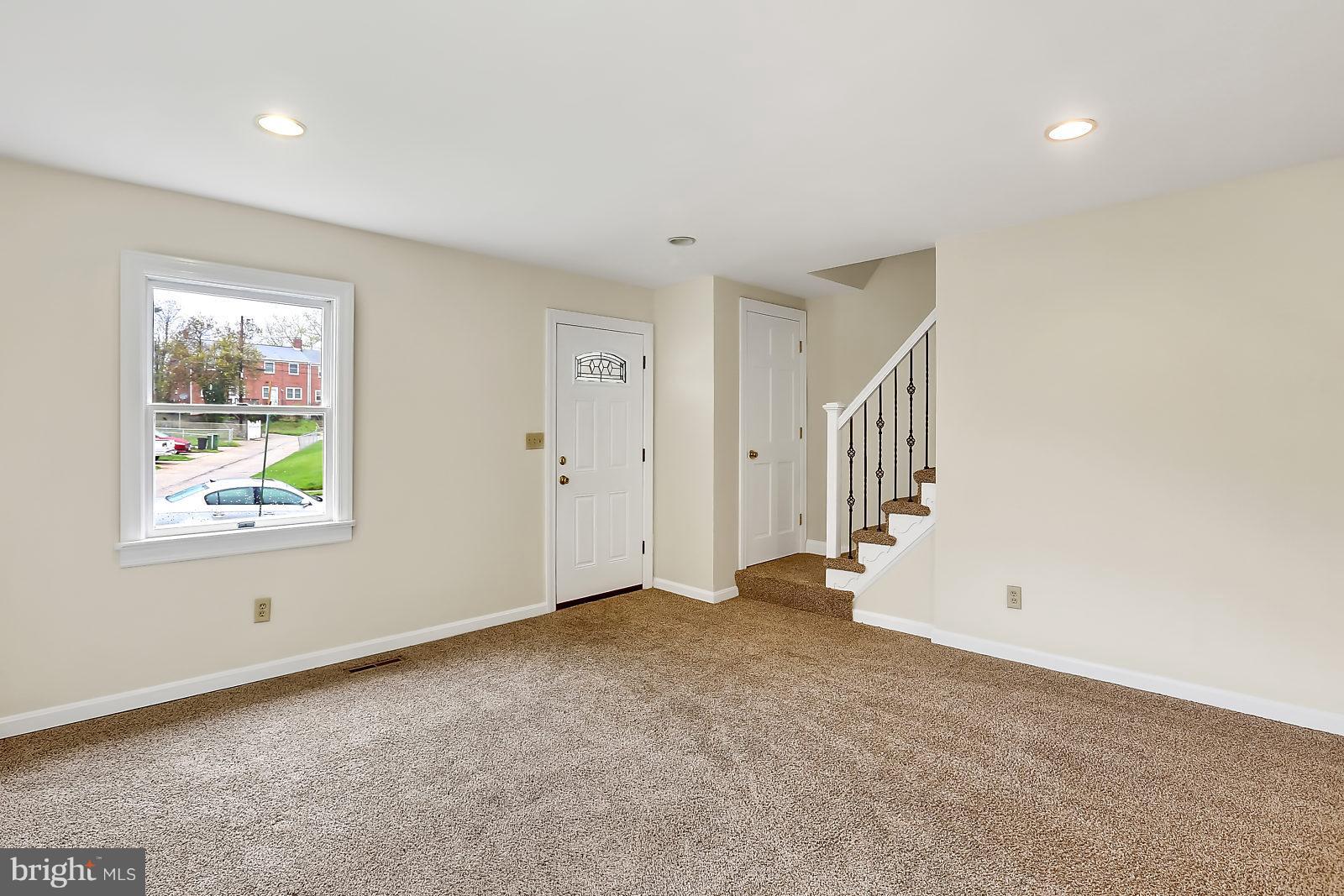 5229 Hillwell Road Baltimore, MD 21229 - Photo 4 of 24 Living Room