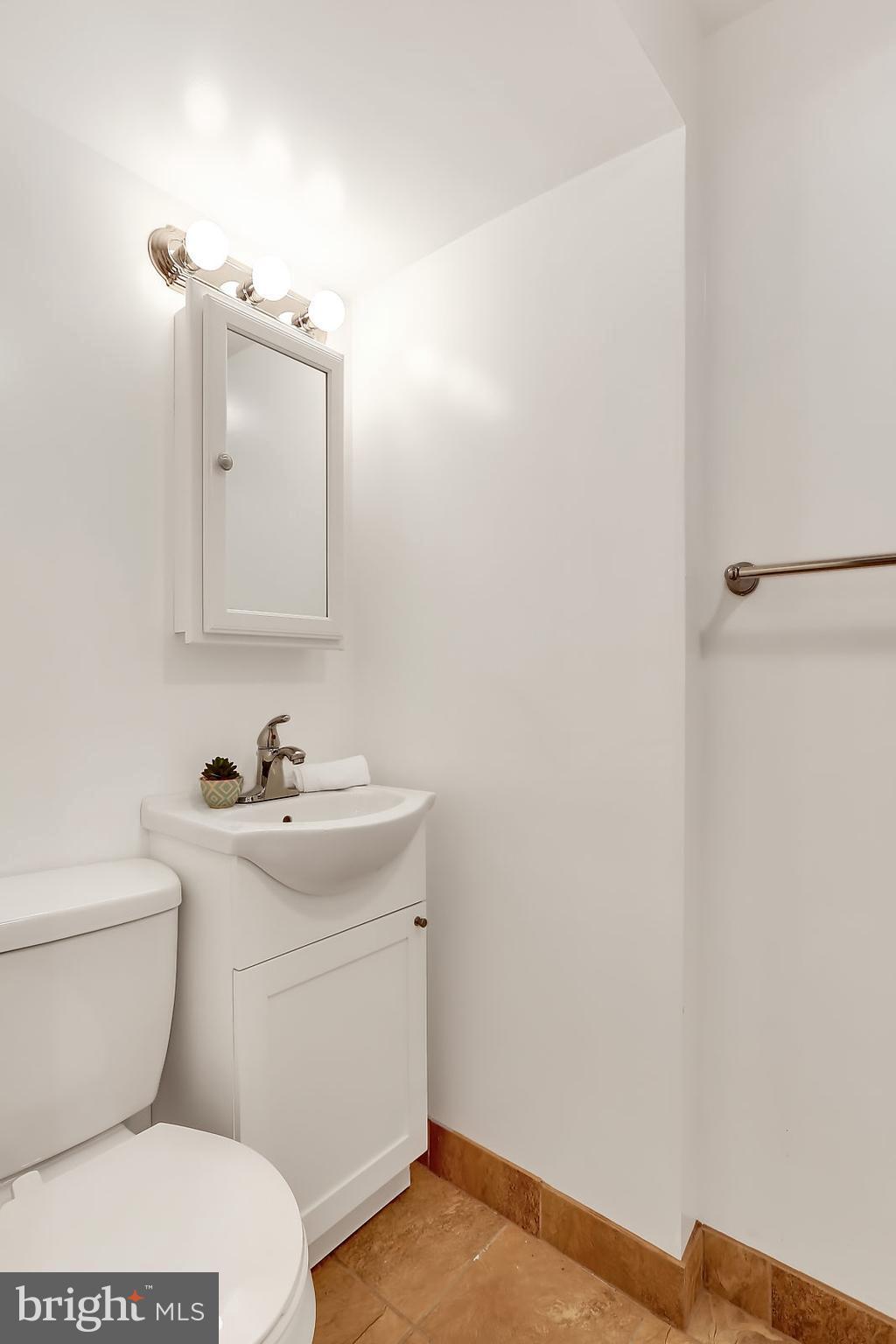 5229 Hillwell Road Baltimore, MD 21229 - Photo 10 of 24 Bath