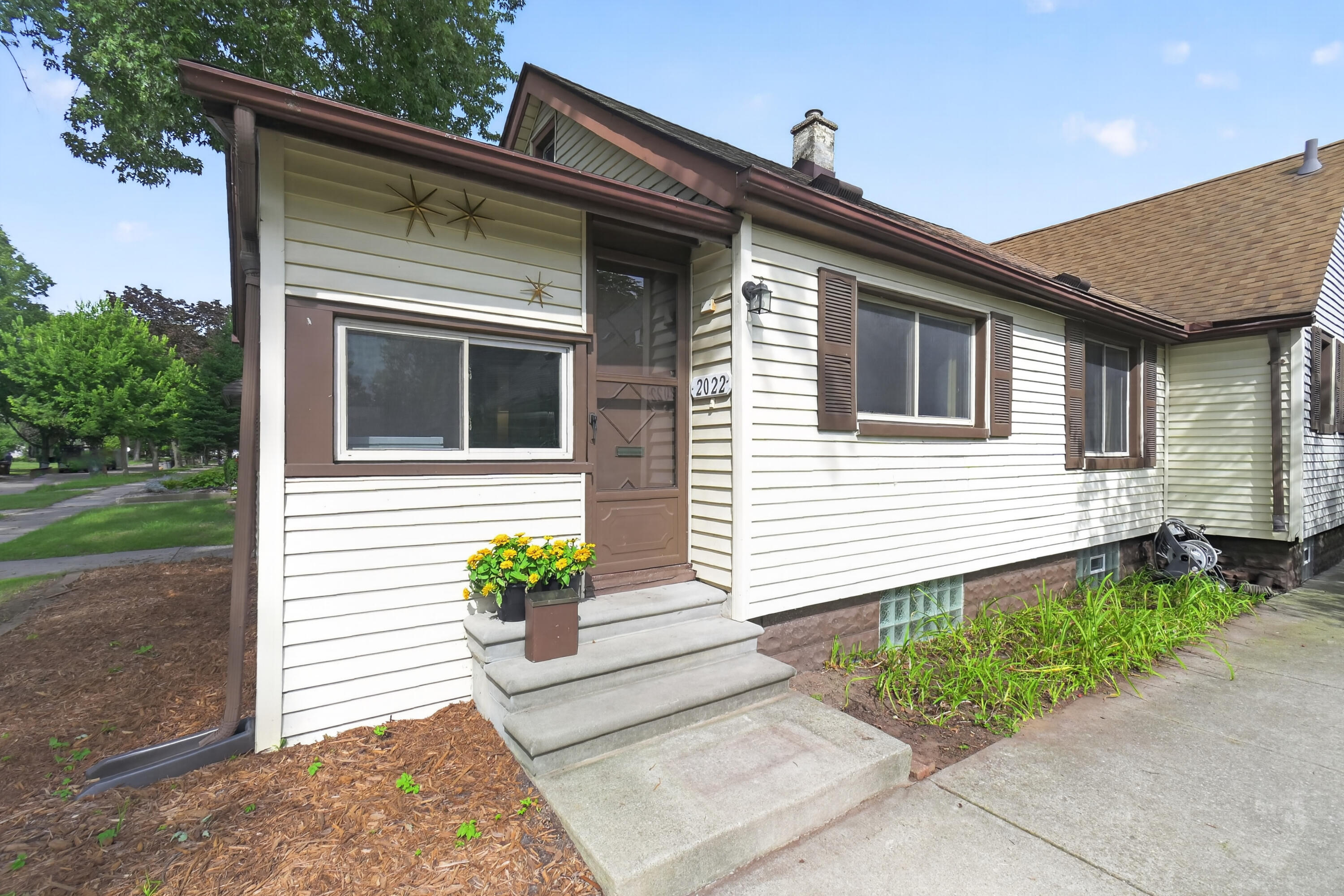 2022 Hampton Road Grosse Pointe, MI 48236 - Photo 4 of 44 06-2022-Hampton-Rd-Grosse-Pointe-Woods-M