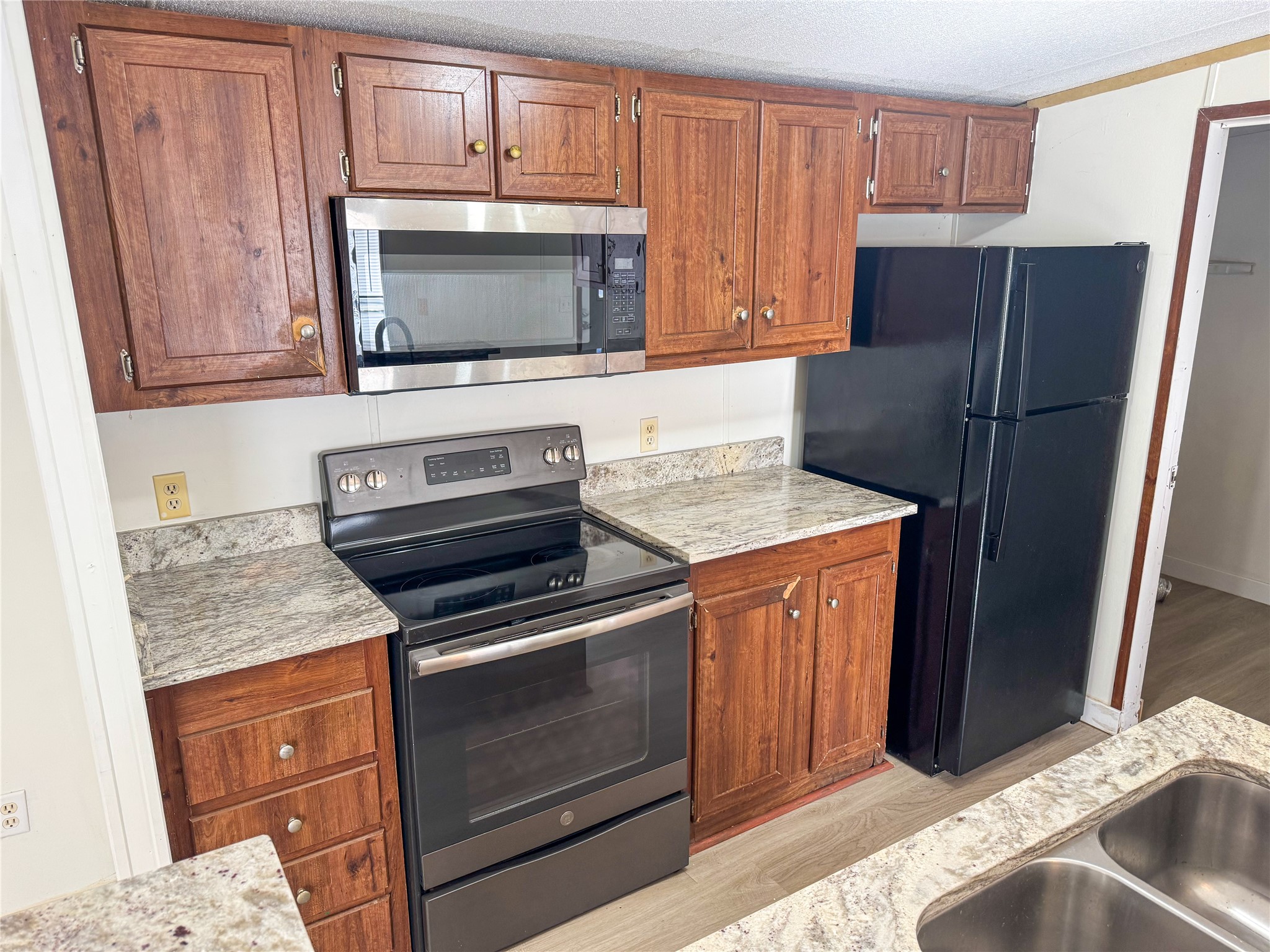 39 County Road 3478 Cleveland, TX 77327 - Photo 9 of 20 Kitchen with granite coutertops