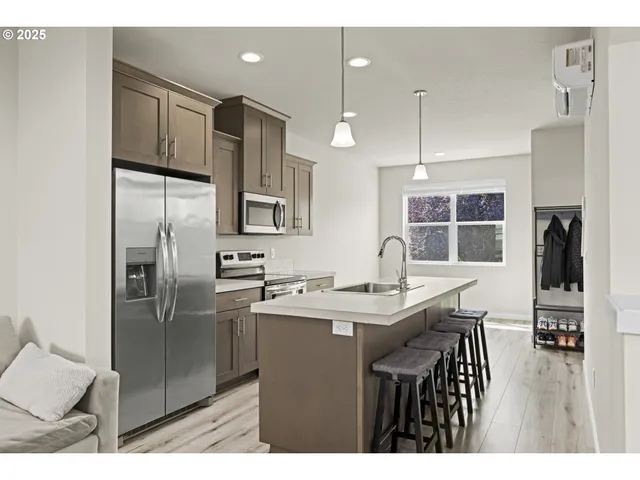 $405,000 | 176 Southwest Hewitt Avenue, Troutdale, OR 97060