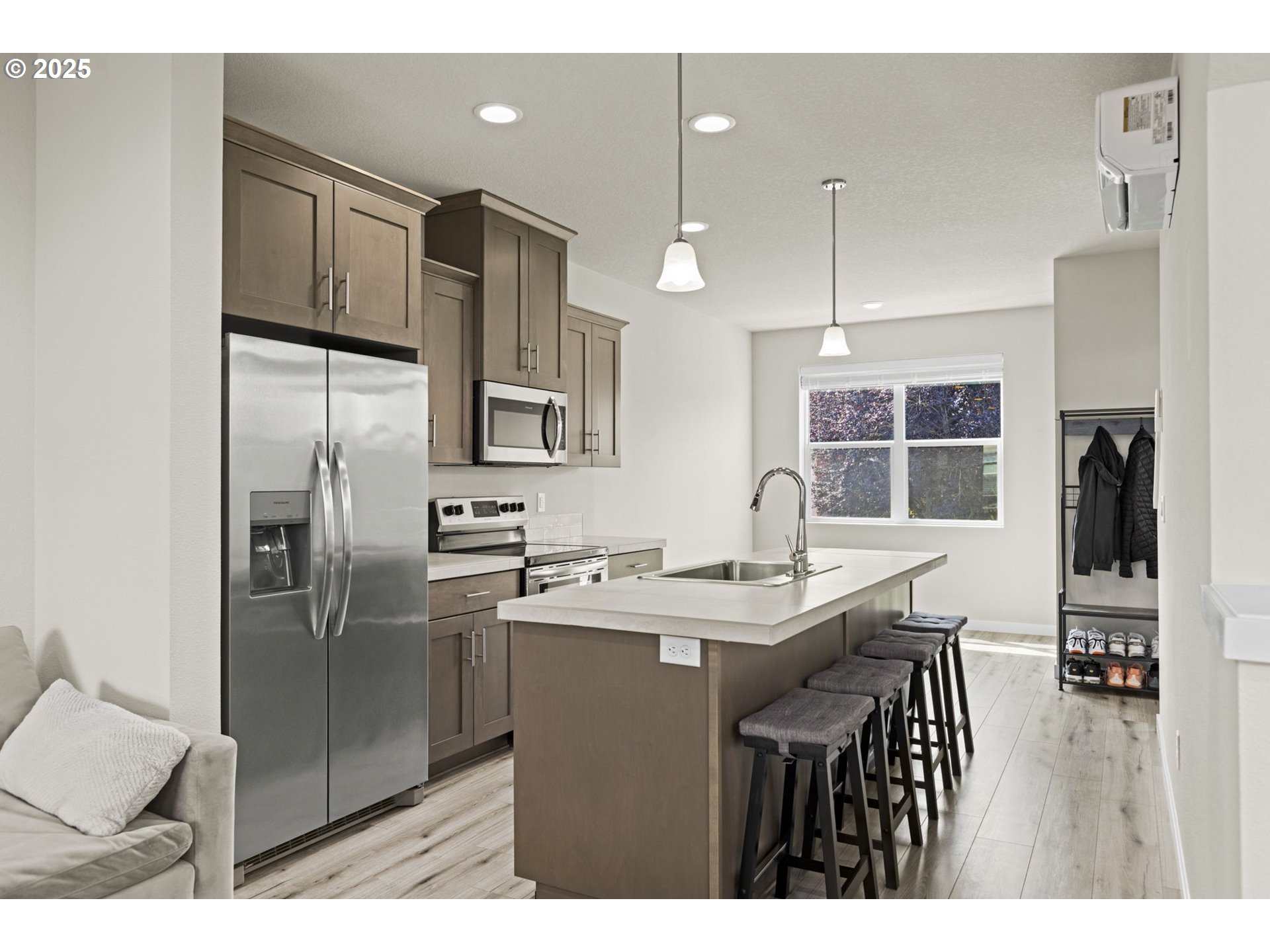 176 Southwest Hewitt Avenue Troutdale, OR 97060 - Photo 9 of 40