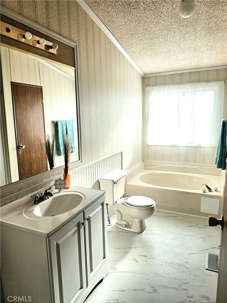 49645 3 Points Road Lancaster, CA 93536 - Photo 7 of 14 Primary bathroom