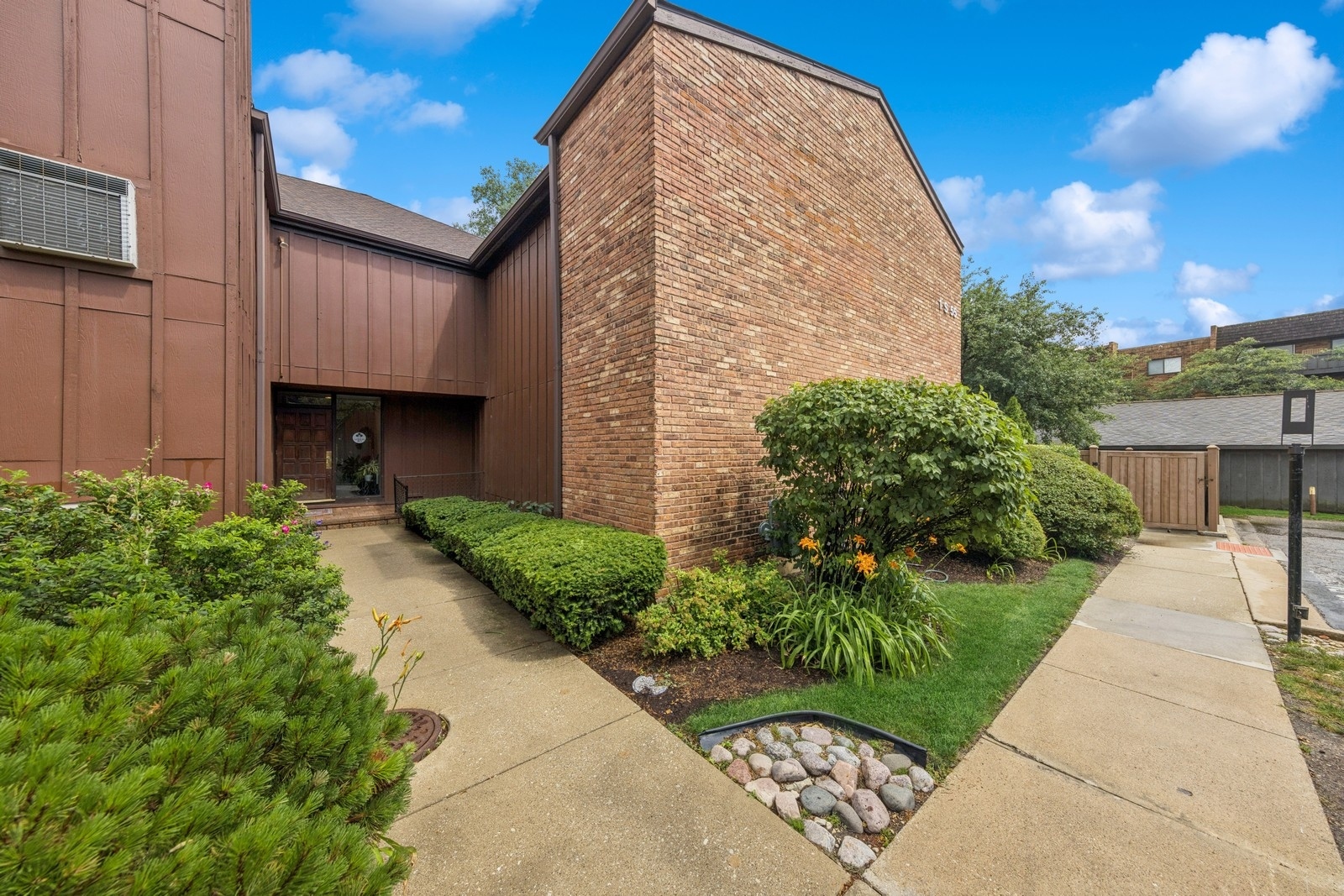 1-s055 Spring Road, Unit 2B Oak Brook, IL 60181 - Photo 1 of 13 Gallery Image 1