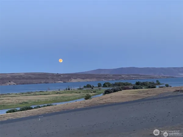$240,000 | 240 Basin Pointe Loop, Vantage, WA 98950