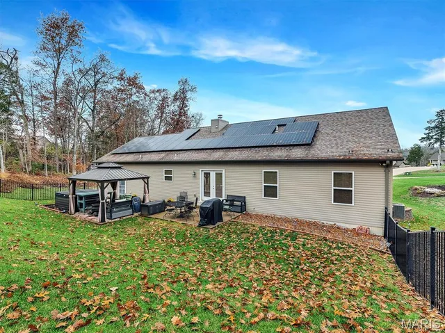 $365,000 | 6 Broken Arrow Court, Byrnes Mill, MO 63025