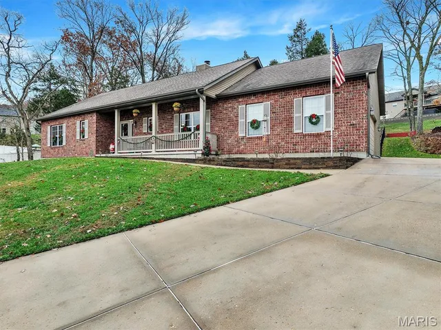 $398,000 | 6 Broken Arrow Court, Byrnes Mill, MO 63025