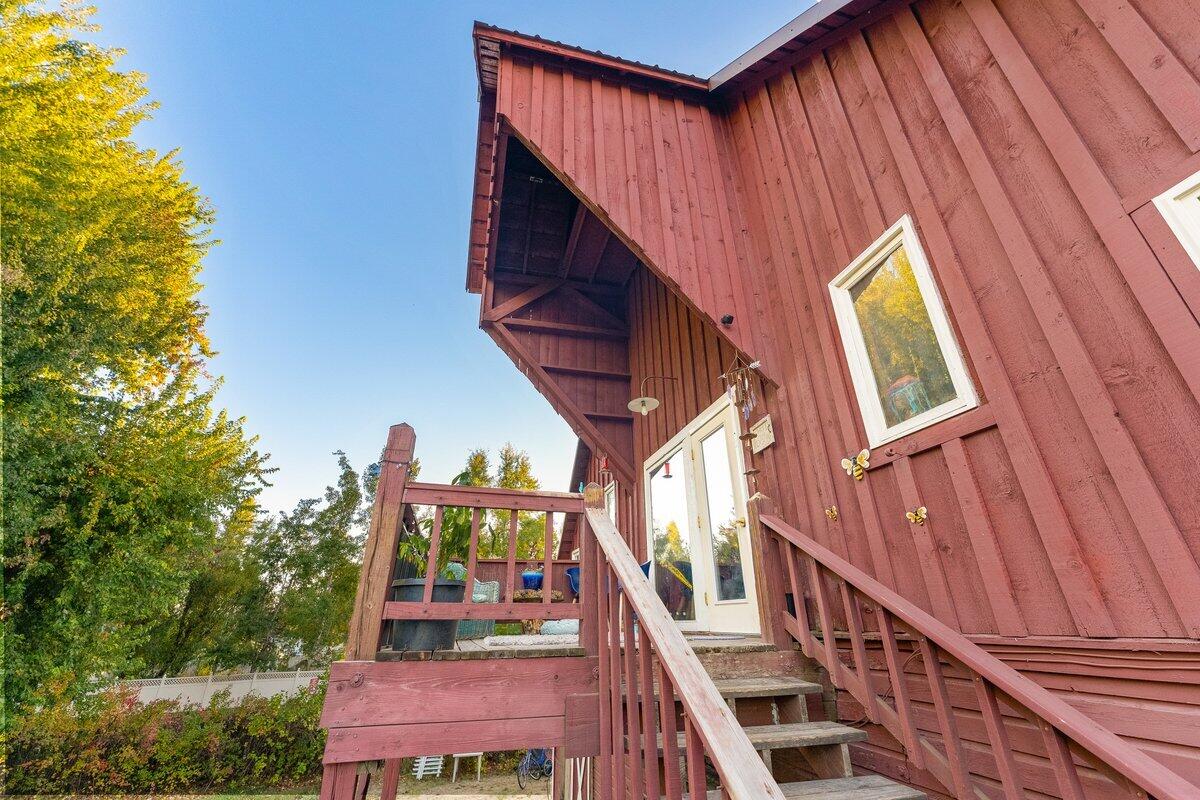 110 Squaw Valley Road McCloud, CA 96057 - Photo 5 of 25 a view of balcony with wooden floor and fence