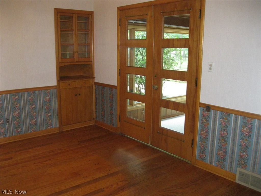 3550 Marsh Road Stow, OH 44224 - Photo 6 of 35 Dining room boasts hardwood flooring and bu8ilt-in china cabinet.