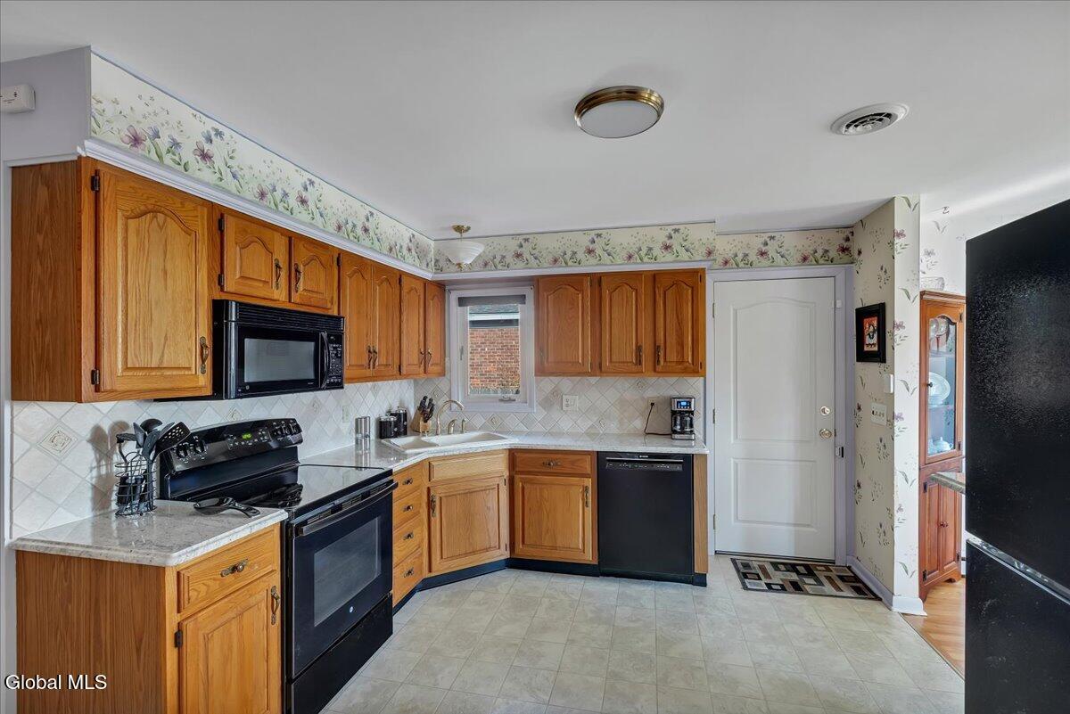 22 Maxwell Street Albany, NY 12208 - Photo 12 of 41 19-IMG_4465