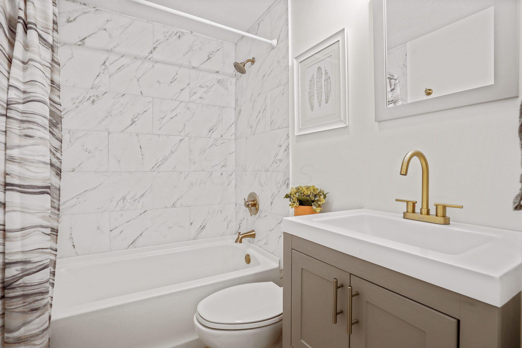 3827 Edendale Road Columbus, OH 43207 - Photo 17 of 32 Tile Surround