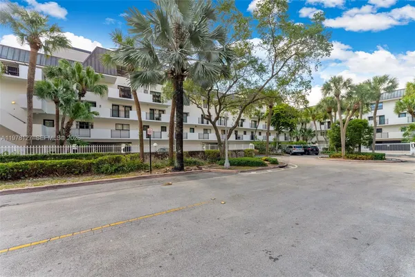 $5,500 | 6901 Edgewater Drive, Unit 315, Coral Gables, FL 33133