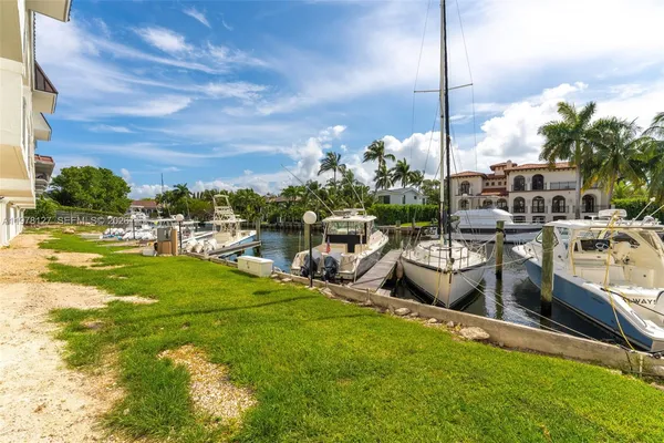 $5,500 | 6901 Edgewater Drive, Unit 315, Coral Gables, FL 33133