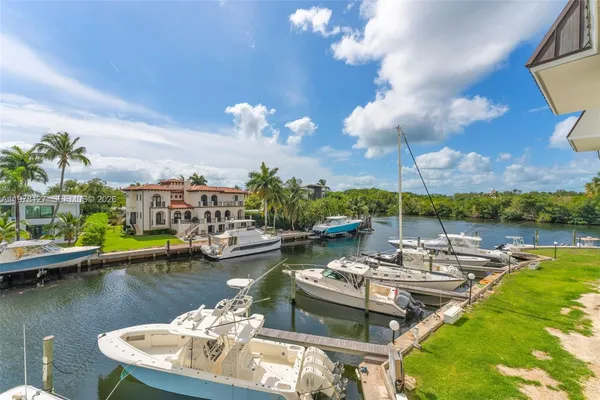 $5,500 | 6901 Edgewater Drive, Unit 315, Coral Gables, FL 33133