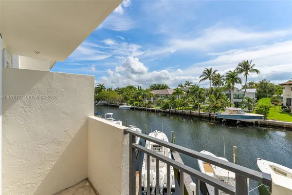 $5,500 | 6901 Edgewater Drive, Unit 315, Coral Gables, FL 33133
