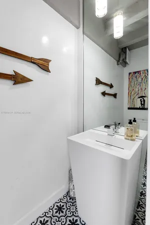 $5,500 | 6901 Edgewater Drive, Unit 315, Coral Gables, FL 33133