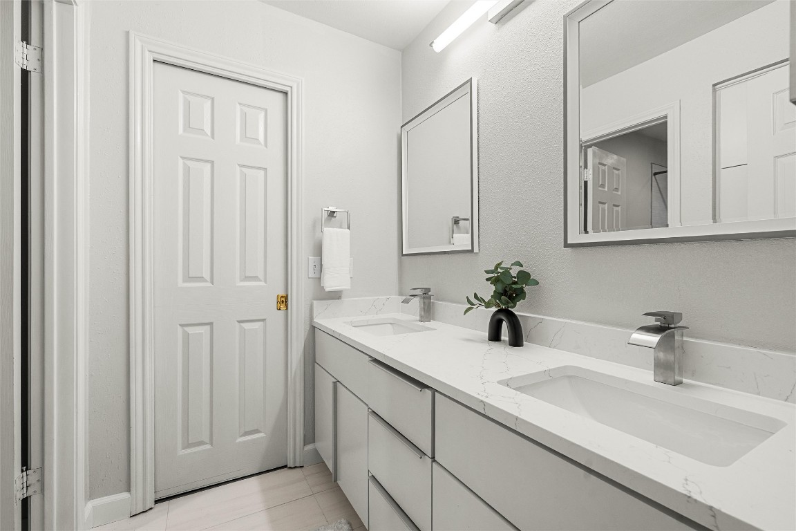 2807 Round Table Road Austin, TX 78746 - Photo 32 of 38 2 of 2 Upper level bathrooms