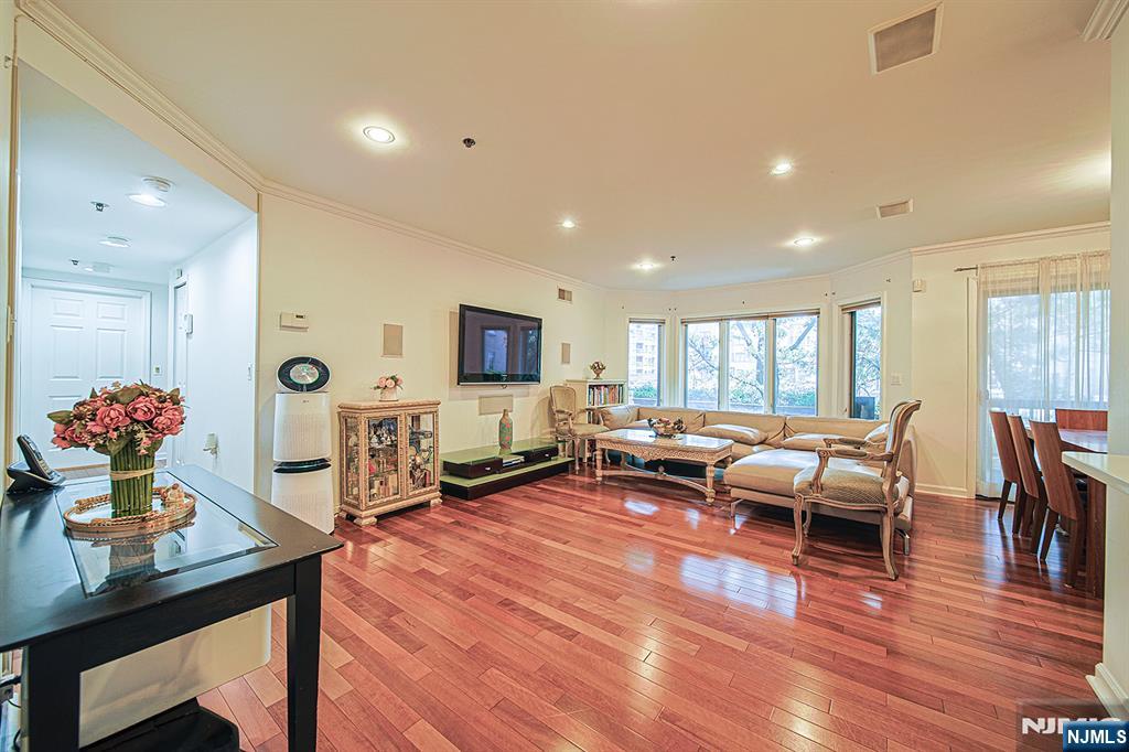 306 Smith Court, Unit R306 Edgewater, NJ 07020 - Photo 4 of 33