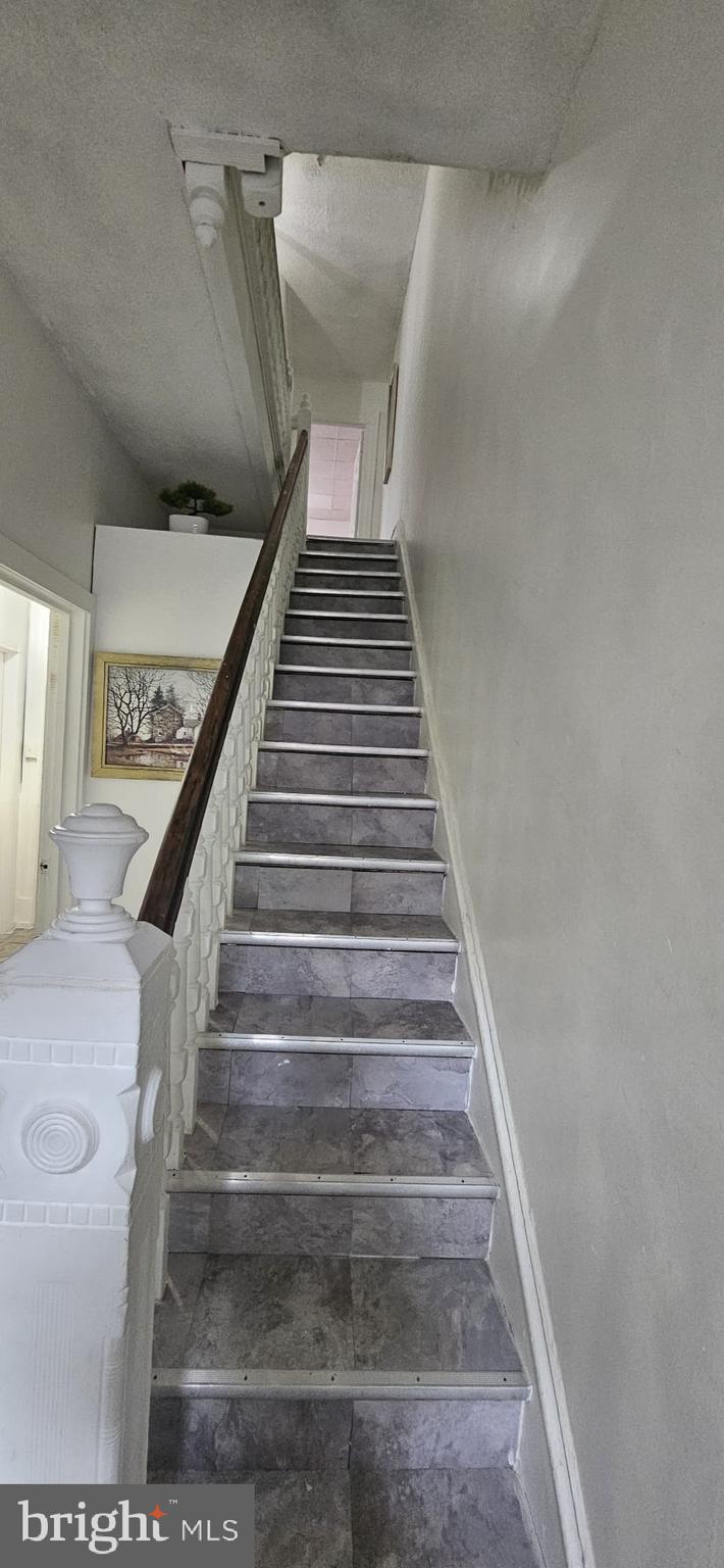 439 Buttonwood Street Reading, PA 19601 - Photo 4 of 33 a view of entryway